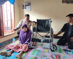 Bripka Agus Salim Serahkan Bantuan Kursi Roda kepada Warga