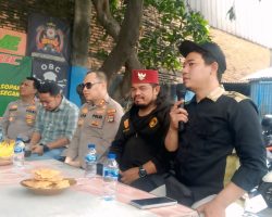 Wakapolres Metro Bekasi Serahkan Bantuan Sembako ke Komunitas Ojek Online