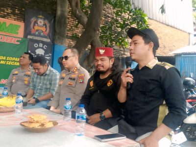 Wakapolres Metro Bekasi Serahkan Bantuan Sembako ke Komunitas Ojek Online