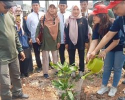 Pemdes Sumber Jaya dan PT TACI Kompak Hijaukan Bekas Bangunan Liar