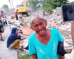 Bangunan Liar di Bantaran Kaliulu Dibongkar, Lansia Menangis Kehilangan Tempat Tinggal