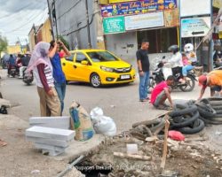PJ Desa Sumberjaya Perbaiki Jalan Berlubang di Kampung Warung Asem dengan Dana Pribadi