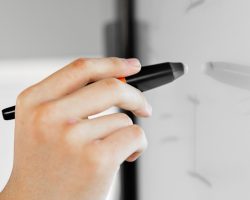 Perangkat Digital Masuk Kelas, Prabowo Targetkan Setiap Ruang Belajar Pakai Smartboard