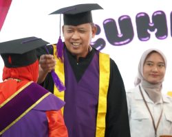 Wali Kota Bekasi Tri Adhianto Resmikan Wisuda Lansia Semangat Belajar Tak Pernah Pudar Usia Bukan Halangan