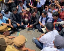 Puluhan Mahasiswa Gelar Aksi di DPRD Kota Bekasi, Aspirasi Ditampung dan Aksi Berakhir Damai