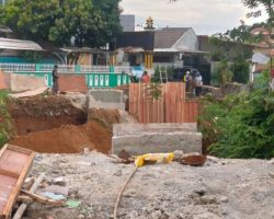 Wujud Kolaborasi Pemerintah Desa, Jembatan Sumber Jaya–Wanasari Kembali Dibangun