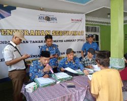 Penyerahan Sertipikat PTSL 2025 di Aren Jaya, Warga Akui Sangat Membantu