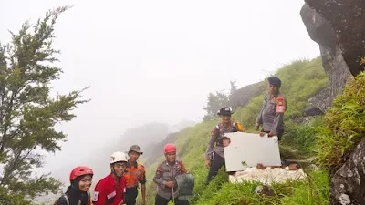 Hari Kedua Pencarian, Tim SAR Polri Temukan Puing Pesawat ATR 42-500 di Gunung Bulusaraung