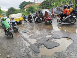 Jalan Rusak di Depan SMPN 1 Pasar Kemis Picu Kecelakaan dan Ganggu Aktivitas Warga