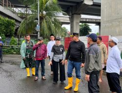 Wali Kota Bekasi Tinjau Banjir di Bumi Bekasi Baru, Instruksikan Pelebaran Saluran Air