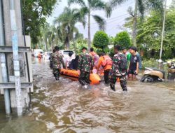 Korem 051/Wijayakarta Bersama BPBD Kabupaten Bekasi Evakuasi dan Salurkan Bantuan Logistik Korban Banjir di Puri Cikarang