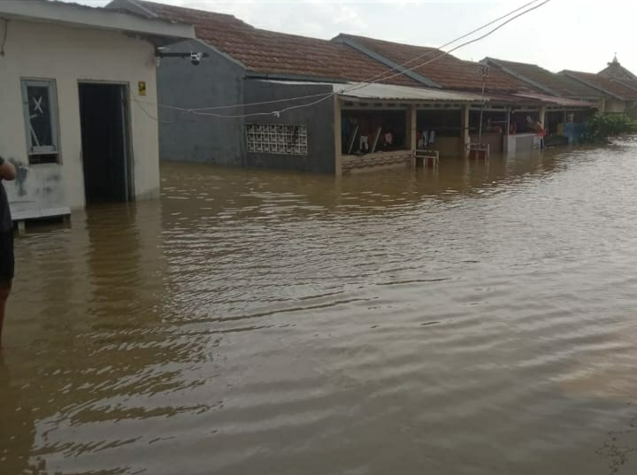 Tampak rumah warga terendam banjir setengah bangunan, setelah warga setempat di evakuasi. (MDI.NEWS)