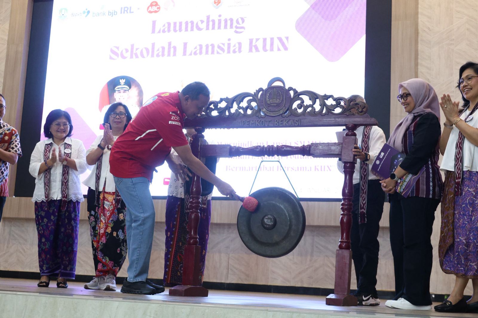Wali Kota Bekasi, Tri Adhianto, membuka secara resmi Launching Sekolah Lansia KUN sebagai upaya mewujudkan lansia SMART—Sehat, Mandiri, Aktif, Produktif, dan Bermartabat—bersama KUN.