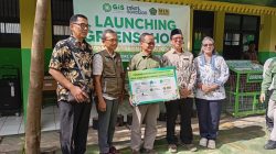 Kepala Sekolah MI Negeri Kota Bekasi dan Emil Salim Institute Apresiasi Program Green School GIS Peduli