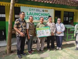 Kepala Sekolah MI Negeri Kota Bekasi dan Emil Salim Institute Apresiasi Program Green School GIS Peduli