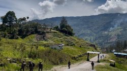 Pendekatan Humanis, Satgas Cartenz Layani Kesehatan Warga Puncak