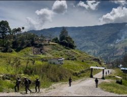 Pendekatan Humanis, Satgas Cartenz Layani Kesehatan Warga Puncak