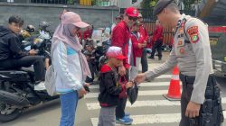 Pelayanan Humanis May Day, Polisi Bagikan Makanan kepada Peserta Aksi