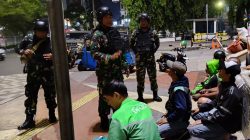 Ciptakan Wilayah Aman dan Kondusif, Babinsa Koramil Pulogadung Bersama Aparat dan Warga Gelar Patroli Malam di Jalan Perintis Kemerdekan