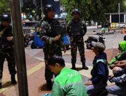 Ciptakan Wilayah Aman dan Kondusif, Babinsa Koramil Pulogadung Bersama Aparat dan Warga Gelar Patroli Malam di Jalan Perintis Kemerdekan