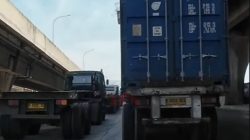 Bahu Jalan Raya Cilincing Dipenuhi Truk Kontainer