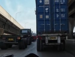 Bahu Jalan Raya Cilincing Dipenuhi Truk Kontainer