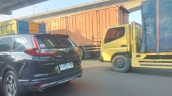 Cikampek Padat Merayap Akibat Truk Parkir di Bahu Jalan