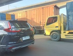 Cikampek Padat Merayap Akibat Truk Parkir di Bahu Jalan