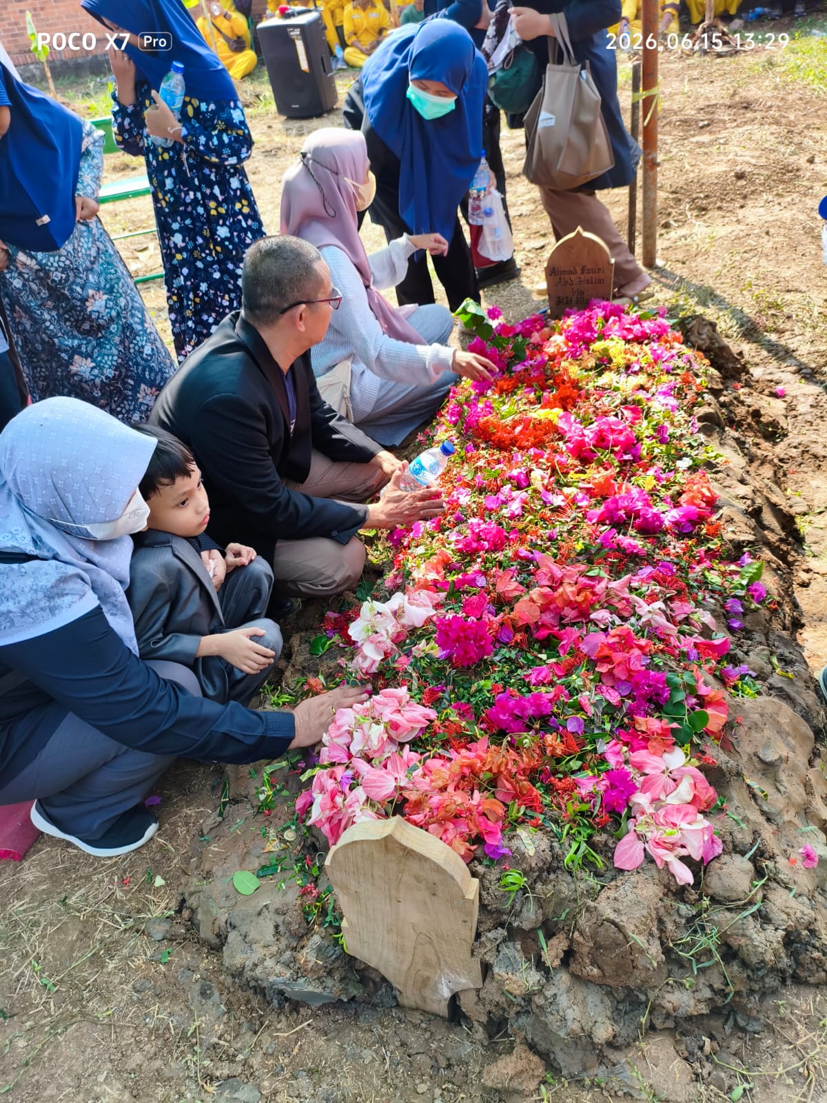 Momen Penuh Keharuan di Pusara