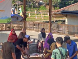 Jurnalis Turun Langsung, M. Hatta Ikut Membuat Dodol dalam Tradisi Seren Taun Kasepuhan Cipinang