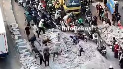 Truk Material Terguling di Jembatan BKT, Lalu Lintas Lumpuh
