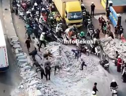 Truk Material Terguling di Jembatan BKT, Lalu Lintas Lumpuh