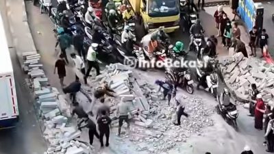 Truk Material Terguling di Jembatan BKT, Lalu Lintas Lumpuh