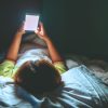 Sering Main Handphone Sebelum Tidur? Waspadai Gangguan Tidur dan Sakit Kepala