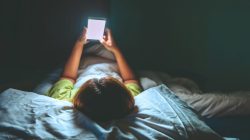 Sering Main Handphone Sebelum Tidur? Waspadai Gangguan Tidur dan Sakit Kepala