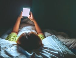 Sering Main Handphone Sebelum Tidur? Waspadai Gangguan Tidur dan Sakit Kepala