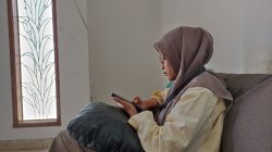 Waspada Terjadi Blurry Vision, Efek Menatap Layar HP Terlalu Lama