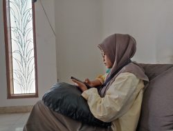 Waspada Terjadi Blurry Vision, Efek Menatap Layar HP Terlalu Lama