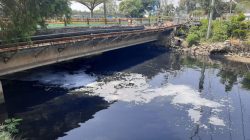 Kali Bekasi Kembali Berbusa dan Menghitam, Aroma Menyengat Kembali Dikeluhkan Warga