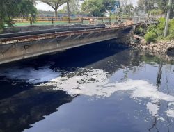 Kali Bekasi Kembali Berbusa dan Menghitam, Aroma Menyengat Kembali Dikeluhkan Warga