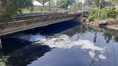 Kali Bekasi Kembali Berbusa dan Menghitam, Aroma Menyengat Kembali Dikeluhkan Warga