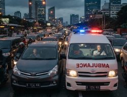 Enggan Minggir dari Ambulans, Pengendara Bisa Kena Sanksi