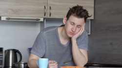 Kenapa Kita Sering Mengantuk Usai Makan?