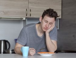 Kenapa Kita Sering Mengantuk Usai Makan?
