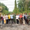 Respons Keluhan Masyarakat, Camat Talang Kelapa Ajak Warga Bersihkan Jalan Raya