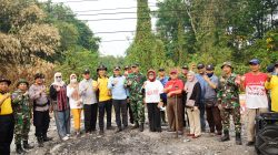 Respons Keluhan Masyarakat, Camat Talang Kelapa Ajak Warga Bersihkan Jalan Raya
