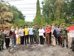 Respons Keluhan Masyarakat, Camat Talang Kelapa Ajak Warga Bersihkan Jalan Raya