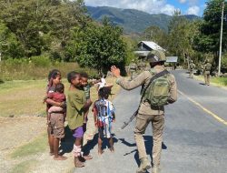 Patroli Humanis Satgas Damai Cartenz Jaga Kamtibmas di Distrik Muara Puncak Jaya