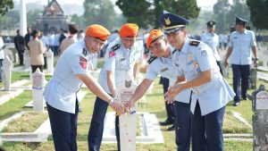 Ziarah Rombongan Peringati HUT Ke-77 TNI AU Di TMP Cikutra Bandung