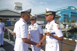 Dansatkat Koarmada II Pimpin Sertijab Komandan KRI Singa-651
